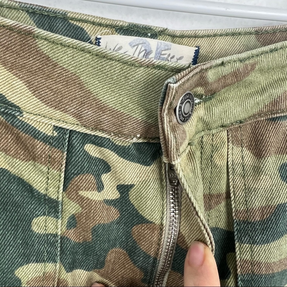 WE THE FREE Remy Cropped Camo Pant in Moss, Size 25 - Picture 7 of 10